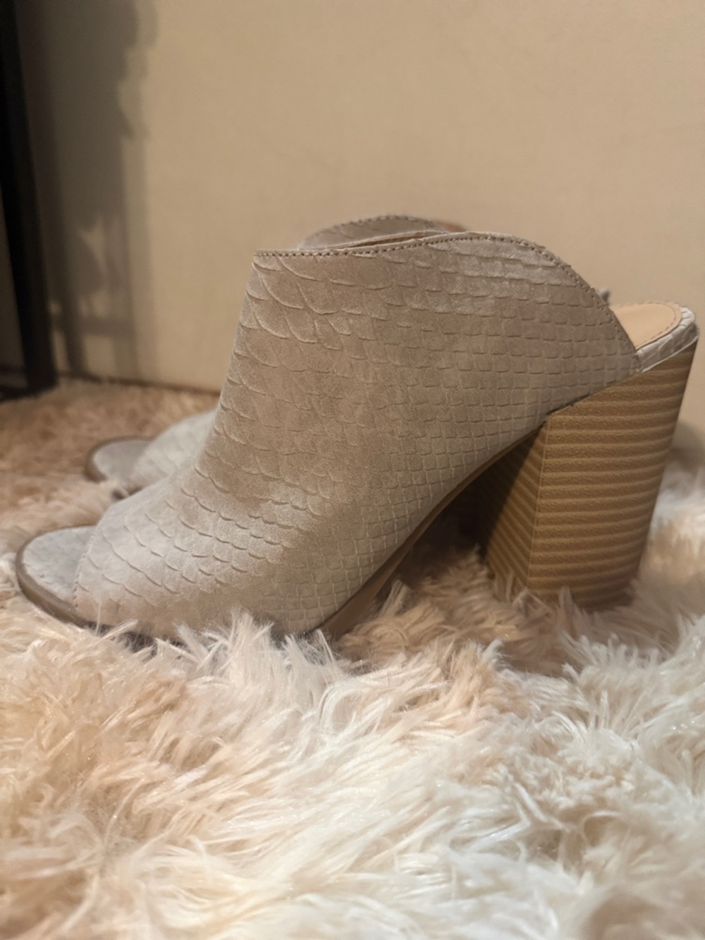 Express Women's Taupe Textured Peep-Toe Block Heel Mule Sz 9